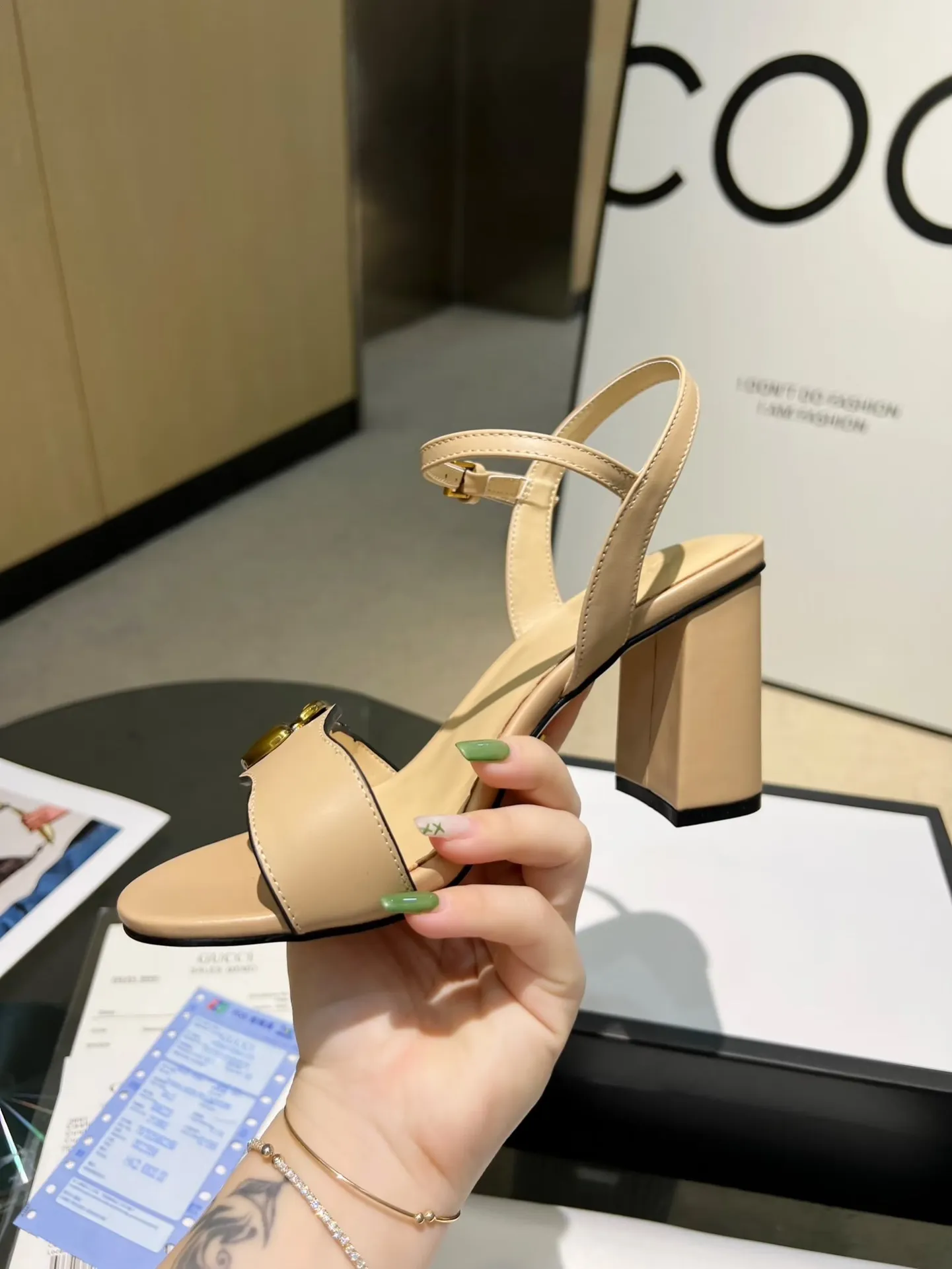 👟👟Ex-factory price 320👟👟 Gucci (GUCCI) official website 1:1 exquisite bronze buckle new summer one-line sandals. The workmanship is great and reassuring. The leather is shiny and tough. Comfortable and super comfortable to walk. It meets the actual needs of the public and is easy to control. Recommended fabric: first-layer cowhide lining/feet: sheepskin 🐑 rubber outsole. Heel height: 8cm. Color: gold, light gold, black, white, red, apricot. Size: 34-39 (sizes 40 and 41 need to be customized). Comes with receipt.